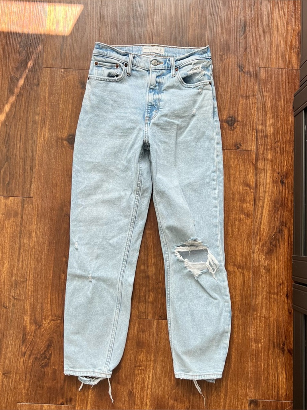 Abercrombie & Fitch The Mom High Rise Light Wash Ripped Jeans Size 25/0R